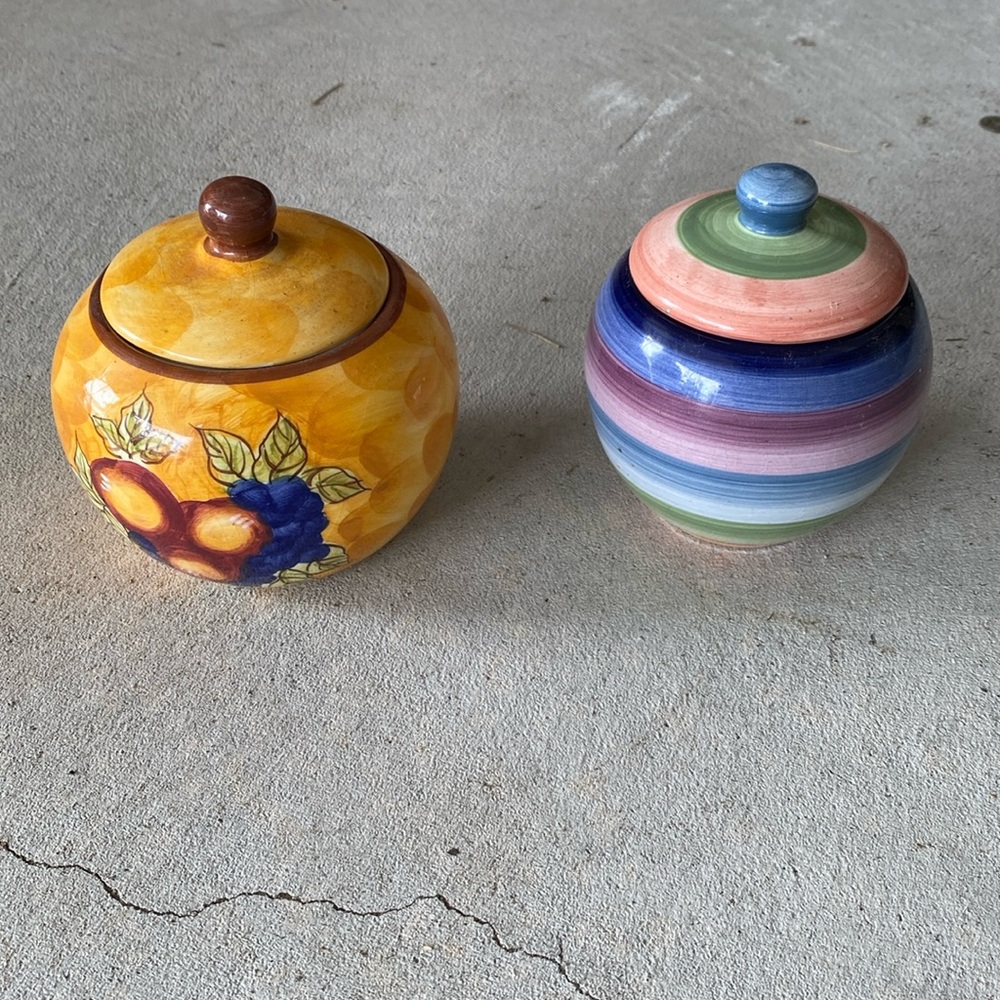2 ceramic jars with lids